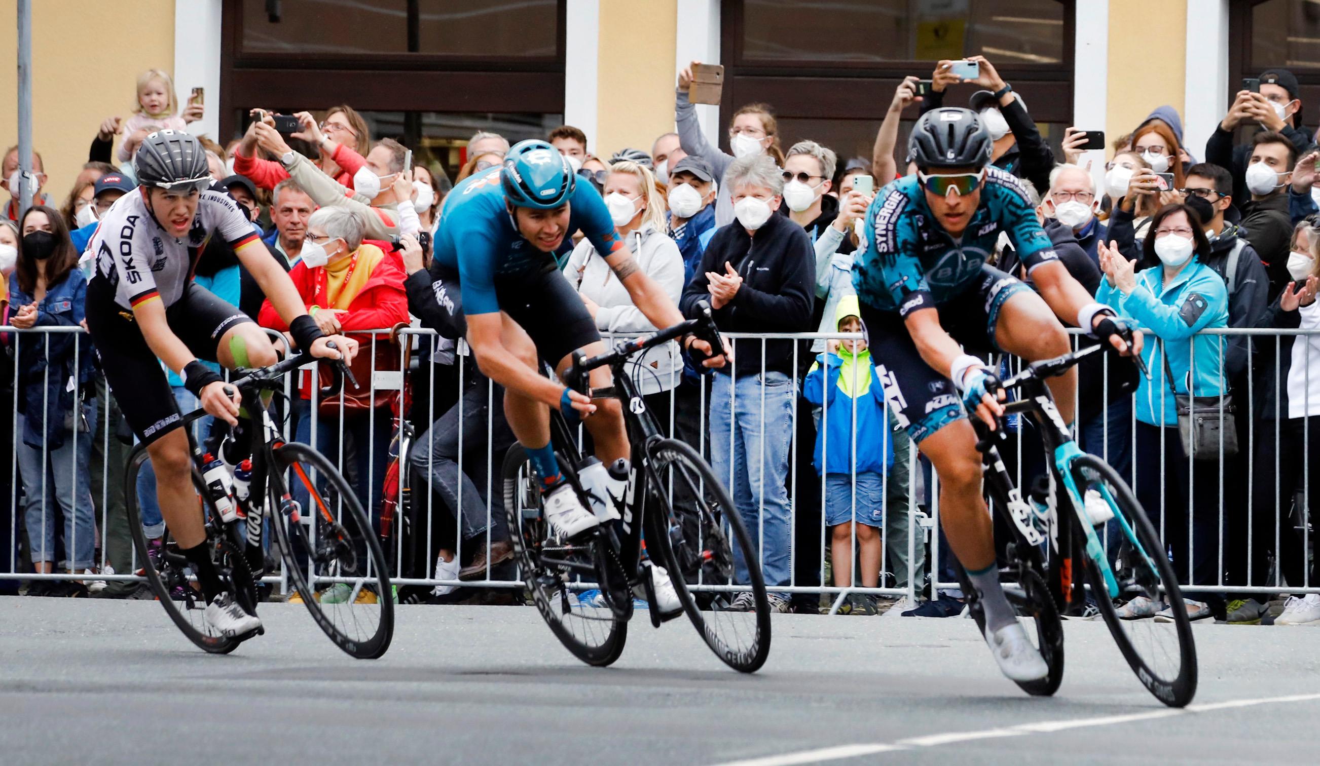Zunächst kam eine Spitzengruppe aus drei Fahrern in Erlangen an.