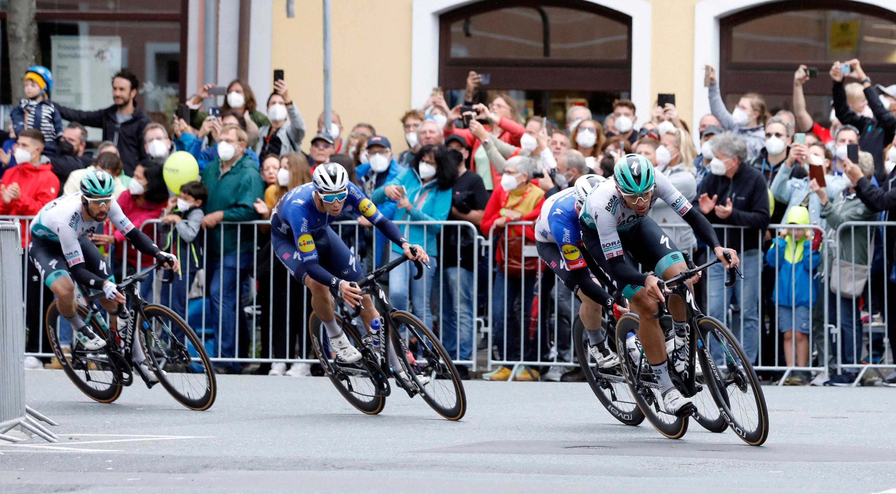 Ende August fand in Erlangen und den Landkreisen Erlangen-Höchstadt sowie Forchheim ein Sport-Event der Extraklasse statt: Die Deutschland Tour, das wichtigste nationale Etappenrennen, war zu Gast in Franken. Vor allem die Verantwortlichen der Stadt Erlangen hatten sich einiges einfallen lassen, um aus dem Straßenradrennen der Profis auch ein Radsportfest für alle zu machen - unter den entsprechenden Pandemie-Einschränkungen. Am Tag der dritten Etappe, die Nils Politt am Erlanger Museumswinkel gewann, und beim Start am Schlossplatz zur Finaletappe Richtung Nürnberg war es ein großes Spektakel. 
