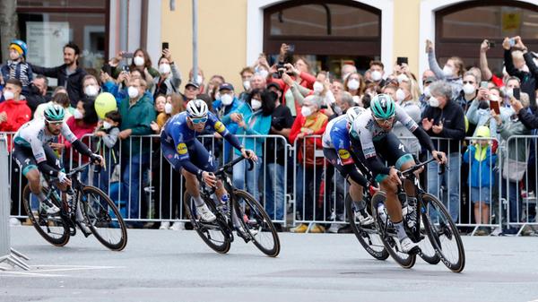 Ende August fand in Erlangen und den Landkreisen Erlangen-Höchstadt sowie Forchheim ein Sport-Event der Extraklasse statt: Die Deutschland Tour, das wichtigste nationale Etappenrennen, war zu Gast in Franken. Vor allem die Verantwortlichen der Stadt Erlangen hatten sich einiges einfallen lassen, um aus dem Straßenradrennen der Profis auch ein Radsportfest für alle zu machen - unter den entsprechenden Pandemie-Einschränkungen. Am Tag der dritten Etappe, die Nils Politt am Erlanger Museumswinkel gewann, und beim Start am Schlossplatz zur Finaletappe Richtung Nürnberg war es ein großes Spektakel.