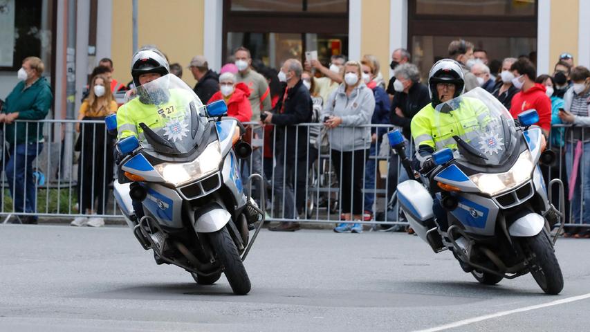 Begleitet werden die Rennfahrer von einer Vielzahl an Polizeifahrzeugen.
