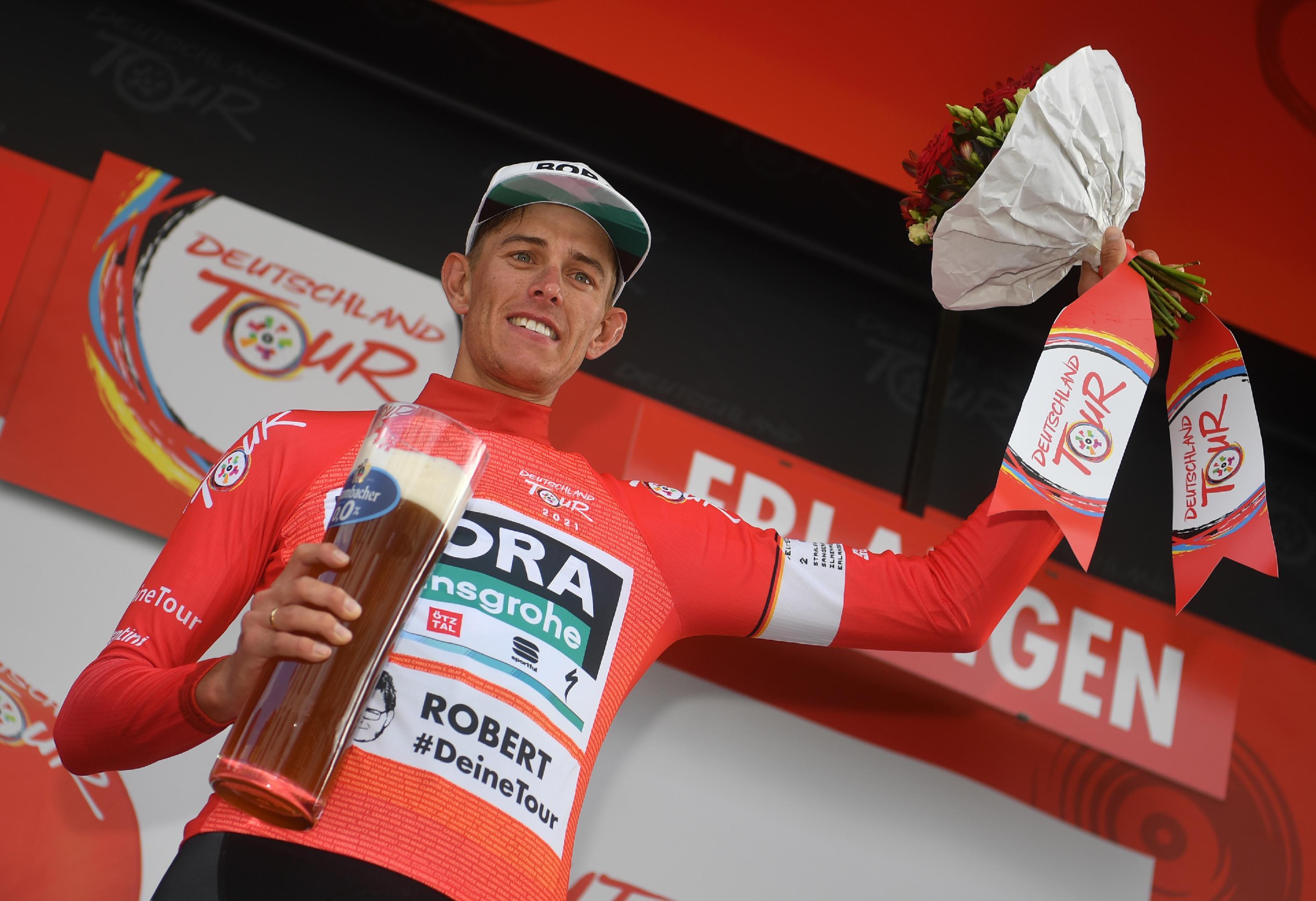 Durch den Etappensieg und die Bonussekunden zog Politt auch in der Gesamtwertung an seinem Teamkollegen Pascal Ackermann vorbei. Zur Belohnung gab es das rote Trikot.