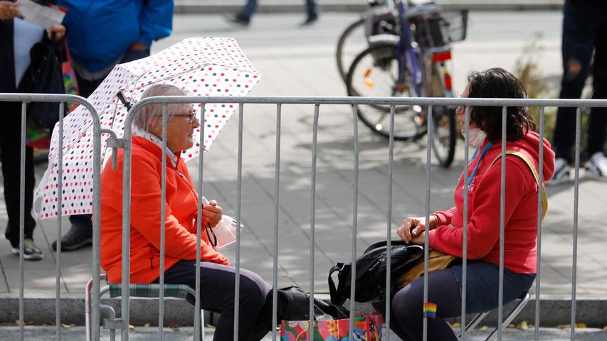 Sie hatten den besten Platz: Margarete Rauscher (links) und ihre Tochter Katja, hier noch beim Warten auf die Profis.