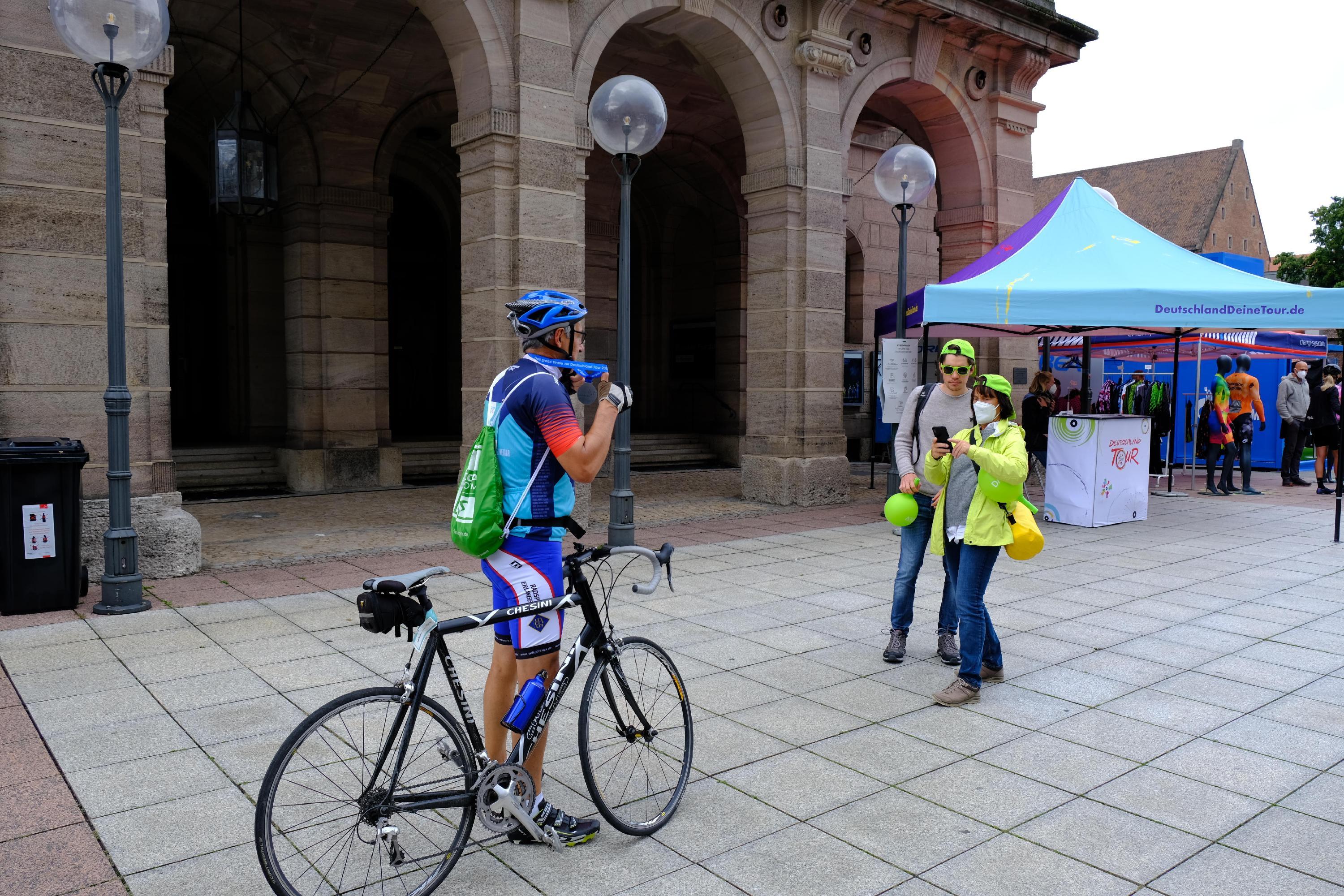 Klar, dass die erkämpfte Medaille gerne fürs Erinnerungsfoto gezeigt wird.