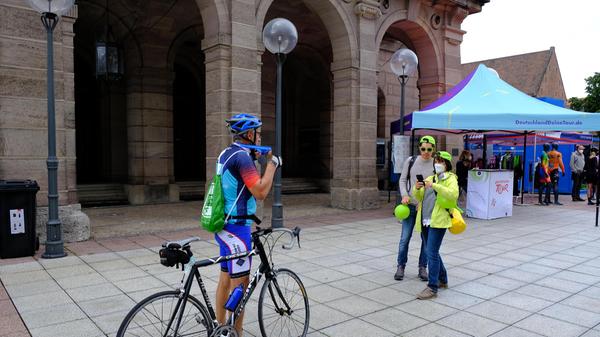 Klar, dass die erkämpfte Medaille gerne fürs Erinnerungsfoto gezeigt wird.