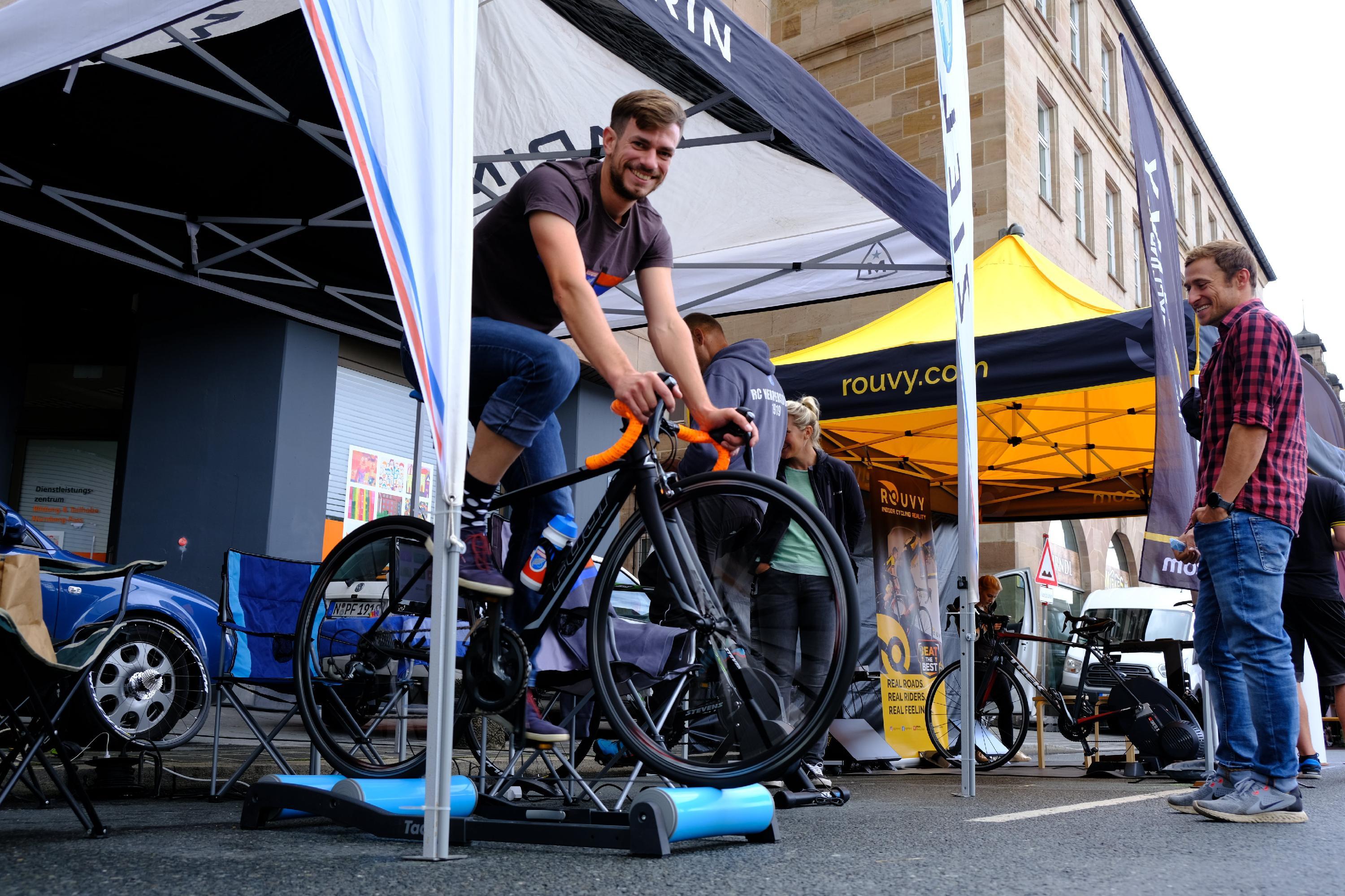 Einmal kurz wie ein Rennrad-Profi fühlen? Kein Problem am Stand des RC Herpersdorf.