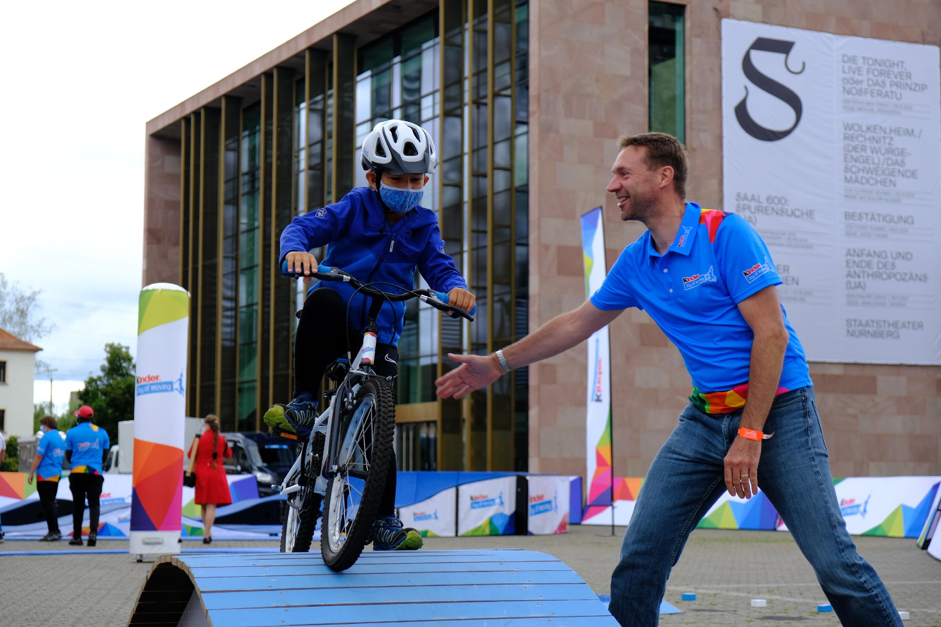 Sie konnten sich zum Beispiel von Ex-Radprofi Jens Voigt durch einen Parcour führen lassen.
