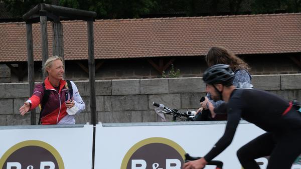 ...andere genossen es, sich von den Zuschauern abklatschen zu lassen.