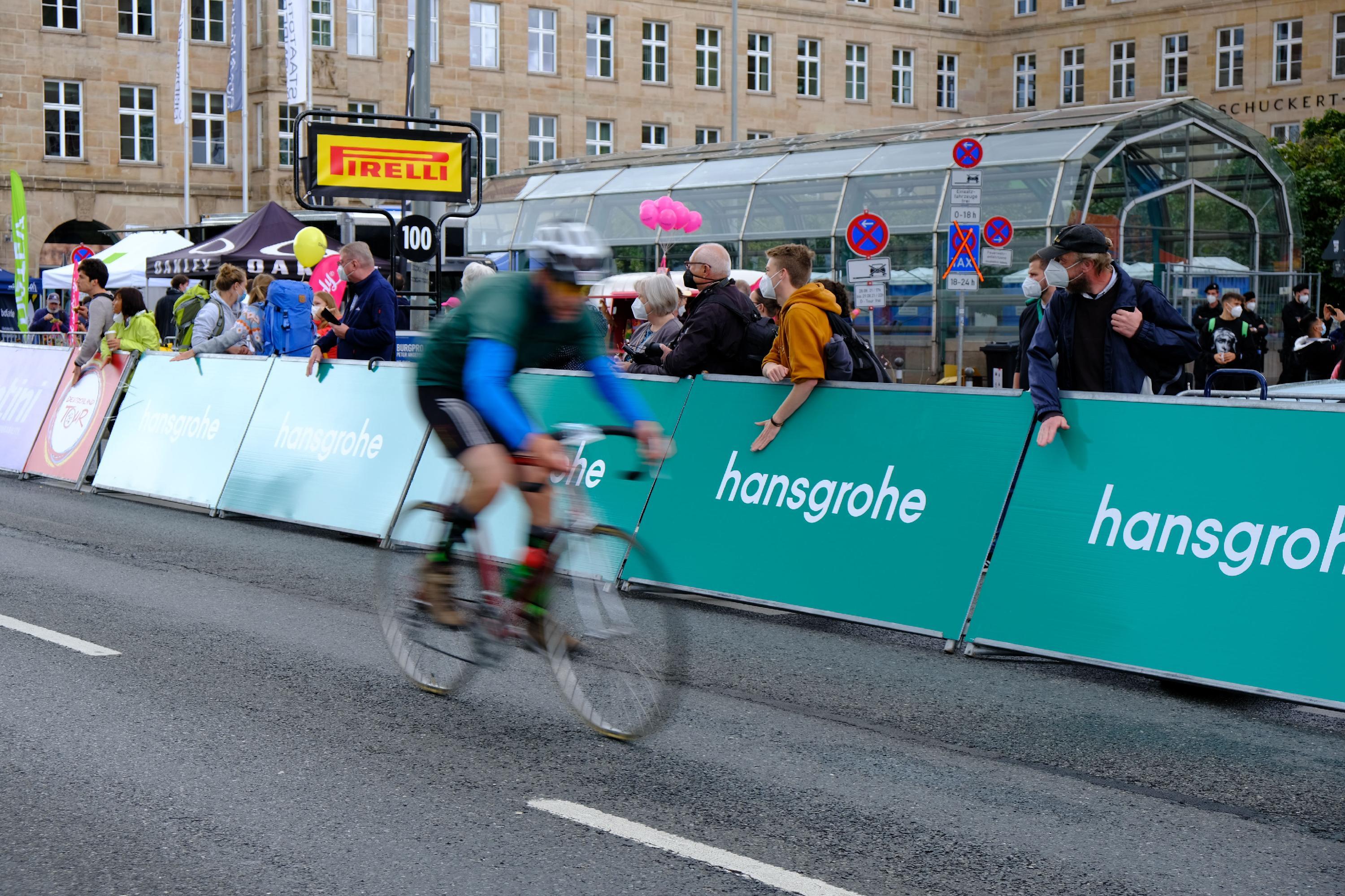 Besonders schön dürften aber die letzten Meter vor dem Opernhaus gewesen sein, als die Radsportler von mehreren hundert Menschen angefeuert wurden.