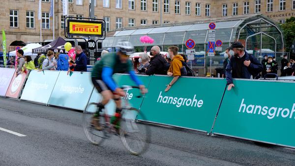 Besonders schön dürften aber die letzten Meter vor dem Opernhaus gewesen sein, als die Radsportler von mehreren hundert Menschen angefeuert wurden.