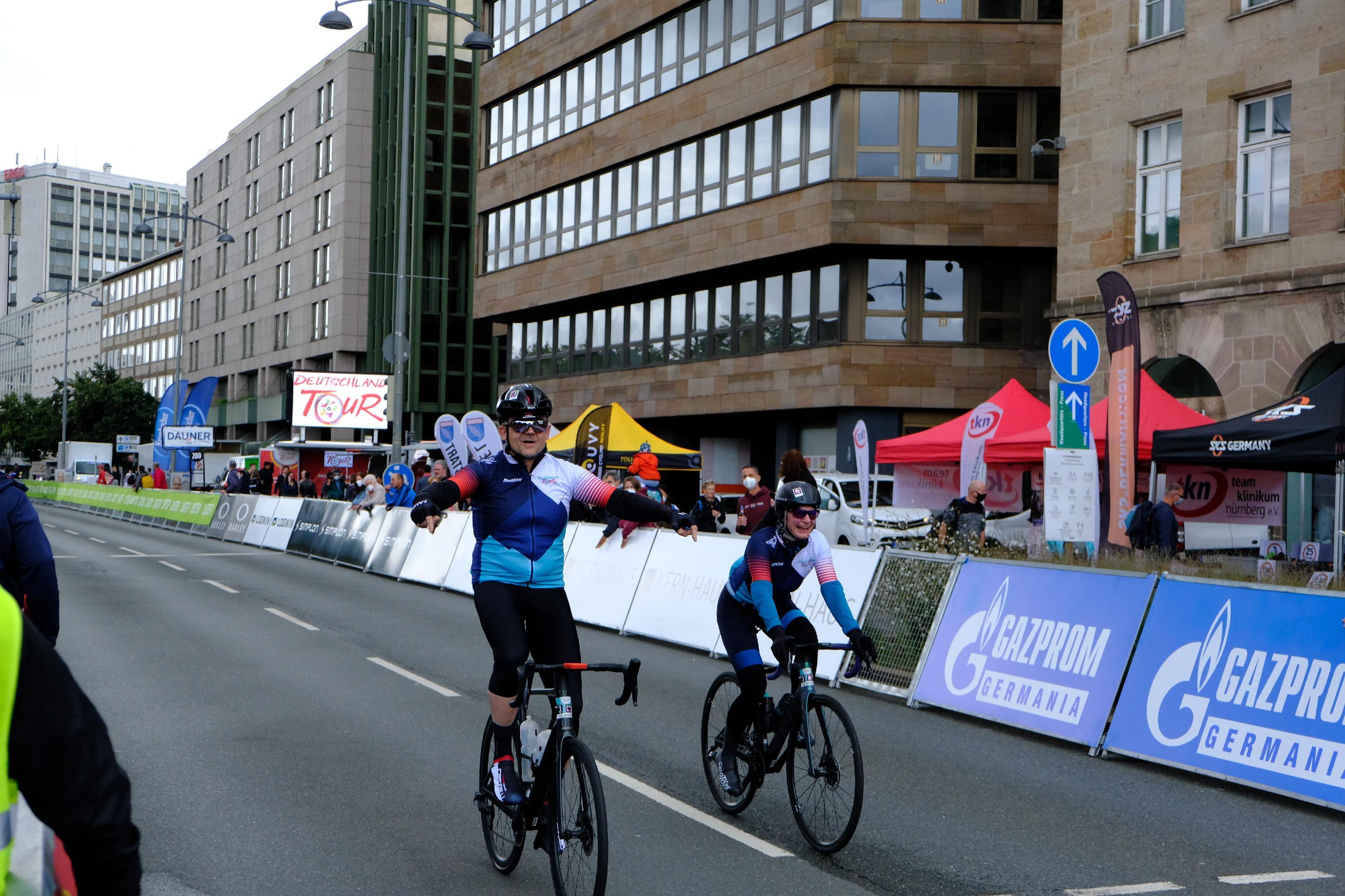 Geschafft! Diese Radfahrer freuen sich am Sonntagmittag über ihren Zieleinlauf bei der Jedermann Tour.