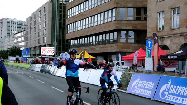 Geschafft! Diese Radfahrer freuen sich am Sonntagmittag über ihren Zieleinlauf bei der Jedermann Tour.