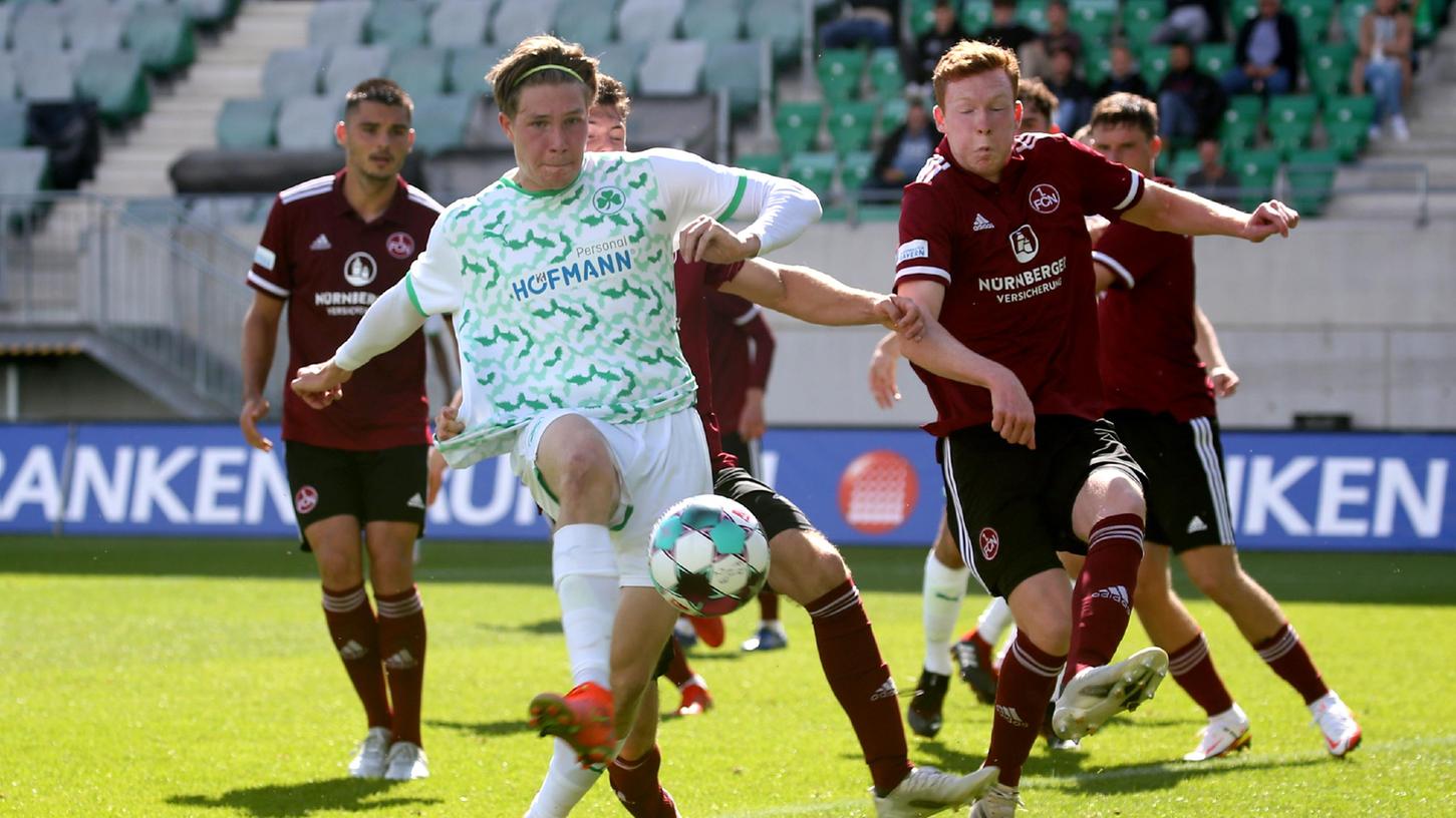 Der Moment vor dem 1:0: Fürths Juho Ojanen (weiß-grün) kommt vor dem Nürnberger Tim Sausen zum Schuss.