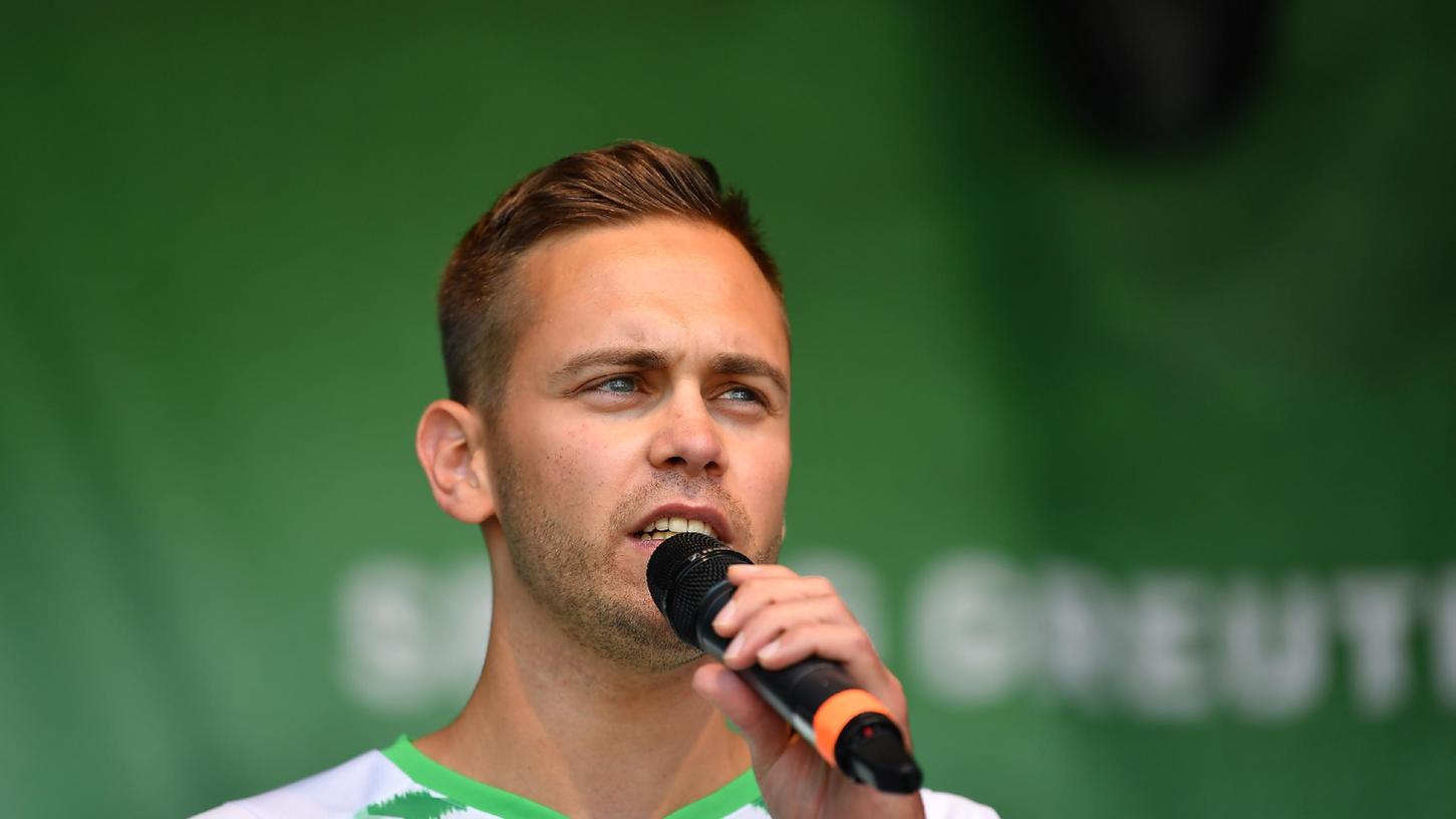 Die Stimme des Ronhofs: Julian Pecher (hier bei der Saisoneröffnung) ist Stadionsprecher bei den Heimspielen des Kleeblatts.
Die Stimme des Ronhofs: Julian Pecher (hier bei der Saisoneröffnung) ist Stadionsprecher bei den Heimspielen des Kleeblatts.