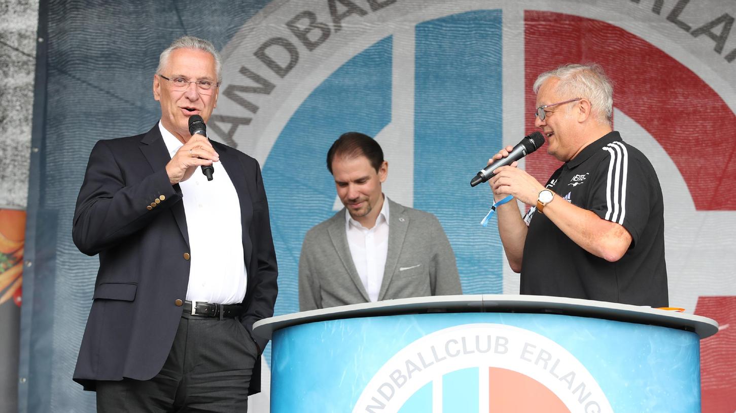 Die Politik im Fokus: Joachim Herrmann holte sich von den HCE-Fans Applaus für seine Ankündigungen ab. Die Politik im Fokus: Joachim Herrmann holte sich von den HCE-Fans Applaus für seine Ankündigungen ab.