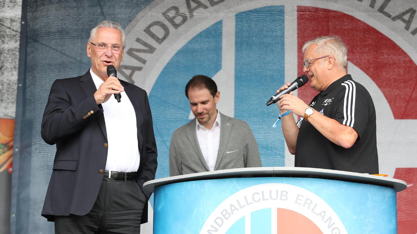 Die Politik im Fokus: Joachim Herrmann holte sich von den HCE-Fans Applaus für seine Ankündigungen ab.