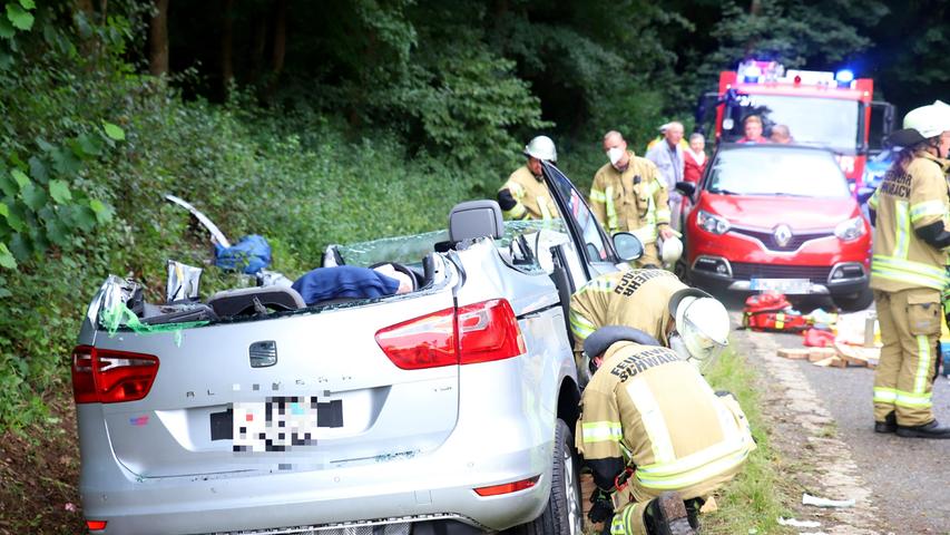 Rettung aus Autowrack: Schwerer Unfall auf der B2 in Schwabach