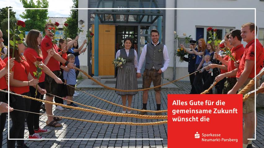 „Zwar Pech für uns, aber doch die besten Glückwünsche und alles Gute für die Braut und ihrer Familie." Die liebe Gratulation des Loderbacher Feuerwehrchefs Willi Stich galten Ramona Donhauser aus Richtheim und Peter Grasenhiller aus Unterwall. Nach dem amtlichen „Vollzug“ im Trauungszimmer wartete am Sophie-Scholl-Platz eine große Gratulationsrunde auf die strahlenden Jungvermählten und entboten ein „Glück auf“ für den neuen gemeinsamen Lebensweg. Nämlich die Eltern mit nächsten Angehörigen, zusätzlich weitere Floriansjünger, ebenso die „Kirwaleit Konsuf“ wie die „Goislschnalzer Konsuf“, Kolleginnen des Landgasthof Yberle Richtheim und nicht zuletzt die Festdamen der Freiwilligen Feuerwehr Loderbach. Aus deren Kreis ist die hübsche Braut nach dem Eheversprechen jetzt „ausgeschieden“. Der „oberste" Feuerwehrler: „Wir müssen uns auf die Suche nach Ersatz machen." Kennen und lieben gelernt haben sich die Jungvermählten vor vielen Jahren schon im Umfeld der bekannten „Konsufer Kirwa“ in Kadenzhofen. Die weltliche Feier, bevor man zu dritt die Hochzeitsreise in das bayerische Gebirge antrat, fand im Gasthof-Hotel „Lindenhof“ statt. Sesshaft werden der Produkt-Manager und die Wirtschaftsfachwirtin mit Töchterlein Valentina in Unterwall.