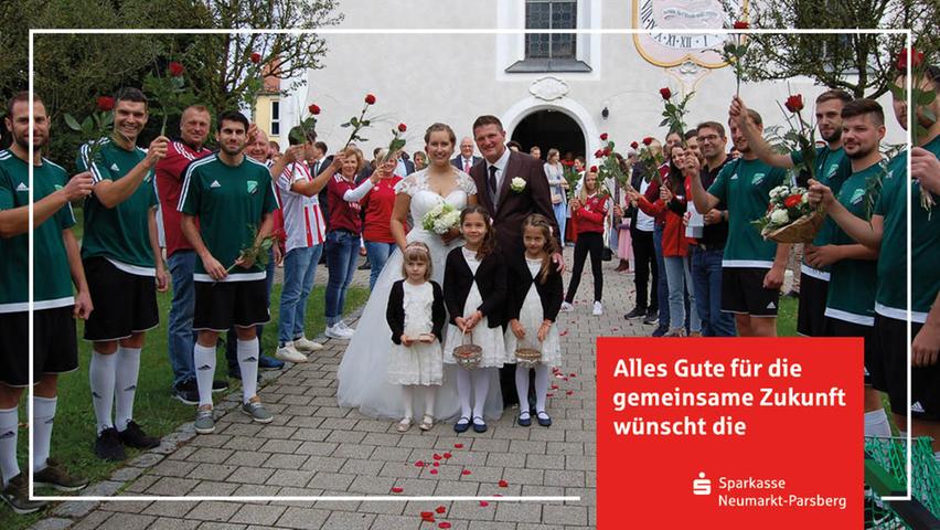  Mit Gottes Segen besiegelten in der St.-Leonhard-Kirche in Pavelsbach Melanie, geborene Hirsch, und Markus Mayer ihr Eheversprechen. Den kirchlichen Segen spendeten in einem ökumenischen Gottesdienst Pfarrerin Martina Strauß und Pfarrer Fiedler. Musikalisch umrahmt wurde der feierliche Gottesdienst von Johanna und Elena Härtl, Freundinnen des Brautpaares. Das weltliche Jawort hatte sich das Paar am 14. Mai im Schloss Ratibor in Roth gegeben. Die 25-jährige gelernte Industriekauffrau, jetzige Fertigungsplanerin bei der Firma Online, und der 32-jährige gelernte Maurermeister, jetzt Beamter bei der JVA Nürnberg, haben sich vor fast acht Jahren bei der Party nach dem Faschingsumzug in Allersberg kennengelernt. Nach der Trauung wartete ein langes Spalier der Mitglieder des 1. FCN Fanclub rot-schwarzes Herz, dem beide angehören, der Fußballer des TSV Pavelsbach, der FF Harrlach, bei der die Braut aktiv ist, sowie der Arbeitskollegen der Braut. Wohnen werden die Frischvermählten weiterhin in der eigenen Wohnung im Elternhaus des Bräutigams. Nach der Trauung hatte das Brautpaar zur Hochzeitfeier nach Möning zum Ascher einladen. Über Zeitpunkt und Ziel der Hochzeitsreise wird spontan entschieden.