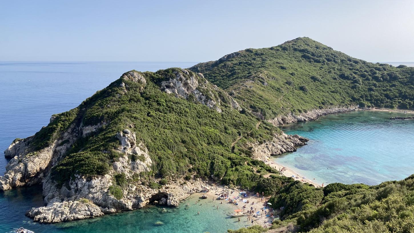 Eine der zahlreichen spektakulären Buchten der Insel Korfu. Korfu liegt im Ionischen Meer und ist bekannt für seine üppige Vegetation, die Vielzahl an Sand- und Kieselstränden und sein reichhaltiges kulturelles Erbe.