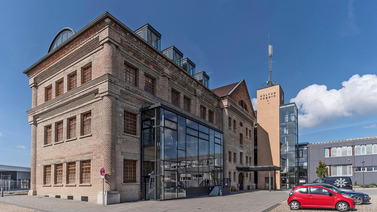 Von außen sieht man der Höchstadter Kulturfabrik deutlich an, dass hier einmal das produzierende Gewerbe daheim war. Von außen sieht man der Höchstadter Kulturfabrik deutlich an, dass hier einmal das produzierende Gewerbe daheim war.
