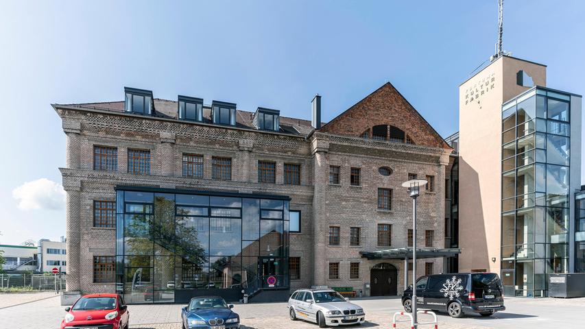 Der Parkplatz vor dem Fortuna-Gebäude kann auch zum Konzert- und Theaterort umfunktioniert werden.