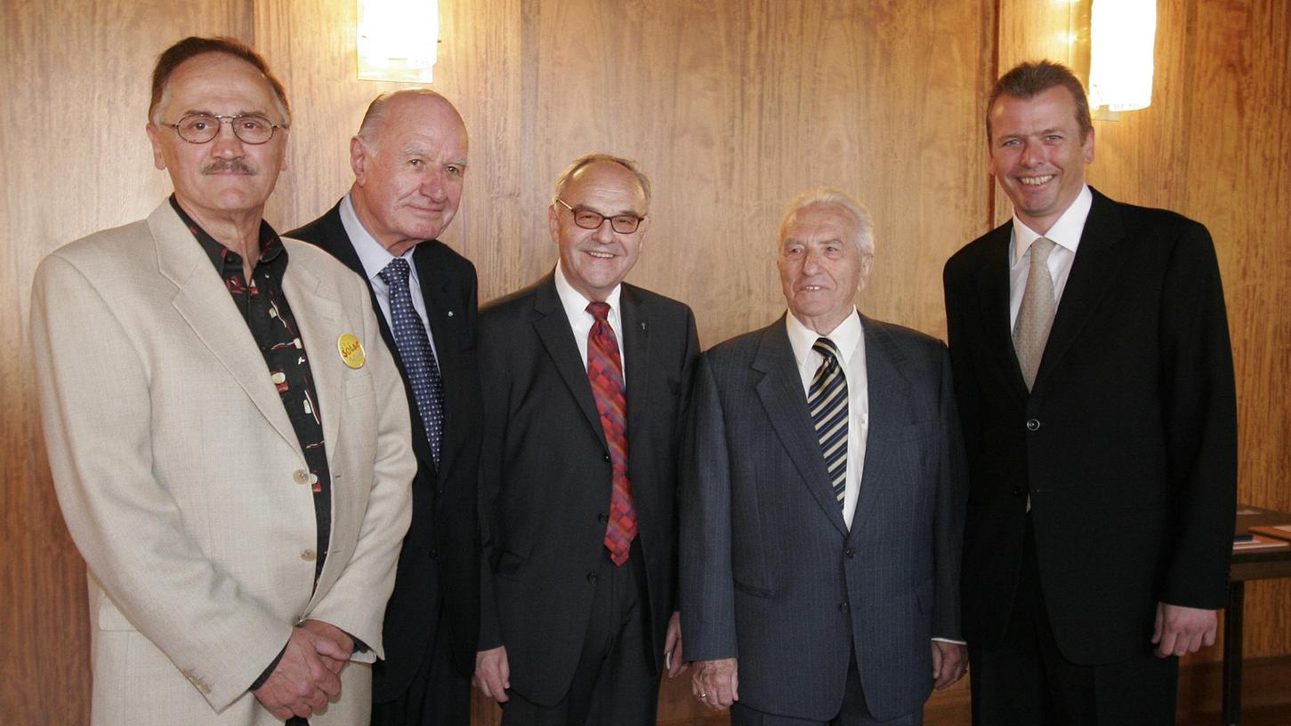 2005 verlieh der damalige Oberbürgermeister Ulrich Maly (rechts) die Bürgermedaille der Stadt Nürnberg unter anderem an Helmuth Schaak (2. von links). Ausgezeichnet wurden damals auch Bernd Scherer, Theo Kellerer und Georg Kugler. 