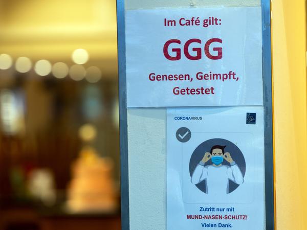 Ein Schild an einem Café weist auf die 3G-Regel hin.