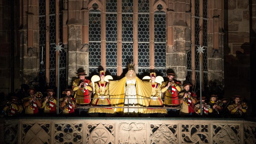 Die Szene aller Szenen: Das Christkind, hier Benigna Munsi, spricht bei der Eröffnung des Christkindlesmarktes den Prolog.
Die Szene aller Szenen: Das Christkind, hier Benigna Munsi, spricht bei der Eröffnung des Christkindlesmarktes den Prolog.