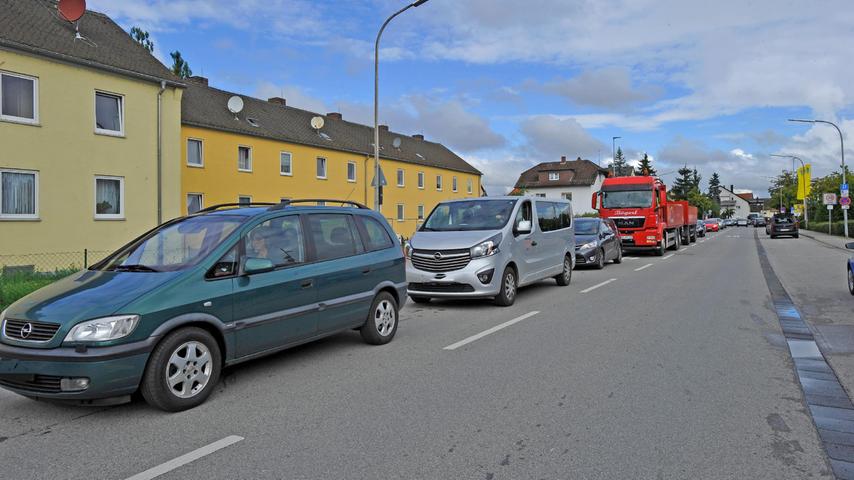 Forchheim: Baustelle in der Bamberger Straße, langer Stau in  der Bügstraße