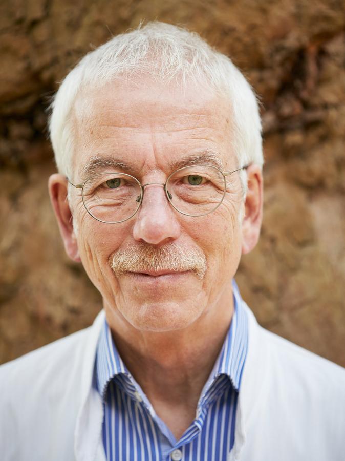 Dr. med. Rainer Stange 71 Jahre, ist Internist und Experte für Naturheilkunde. Er ist Präsident des Zentralverbandes der Ärzte für Naturheilverfahren und Regulationsmedizin sowie Vizepräsident der Gesellschaft für Phytotherapie.
