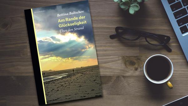 Ans Meer, an den Strand zieht es uns immer, nicht nur zum Baden. Es ist etwas Elementares, und auch das kommt in Bettina Baltschevs schönem Reise-Buch "Am Rande der Glückseligkeit" immer wieder zum Ausdruck. Sieben Strände in ganz Europa hat sich die Ostberlinerin ausgesucht, um nicht nur literarische Stimmen der Verzückung zu sammeln, sondern auch die Gegenwart eines alten Seebads wie Brighton, die Insel Hiddensee oder die normannische Küste als Landepunkt der Alliierten zu beleuchten. Herrlich, wie das funkelt! (Berenberg, 25 Euro) Wolf Ebersberger