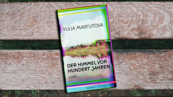 Völlig unverdorben von Schreibseminaren und Prosa-Aufbaukursen legt die in Moskau geborene, in Deutschland lebende und auf Deutsch schreibende Yulia Marfutova ihr Debüt „Der Himmel vor hundert Jahren“ vor. Eine Dorfgeschichte aus dem Jahr 1918 erzählt sie in einem eigenwilligen, unprätentiösen Stil, der aus dem Einheitston heraussticht. Es geht um Umbrüche, verlockende Ideologien, um Aberglaube und beinharte Realität, um Misstrauen und Zusammenhalt auf kleinstem Raum – es geht um die ganz normalen Menschen, die von der Weltgeschichte abgeschnitten scheinen und doch erkennen müssen, dass man irgendwo über sie bestimmt. Ein zerbrechlicher Kosmos, eine lang vergangene Zeit. Bernd Noack