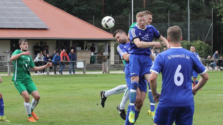 In dieser Szene landete der Ball bei Florian Bunz (links), der zum 1:0 für Wettelsheim einschießen konnte. . .