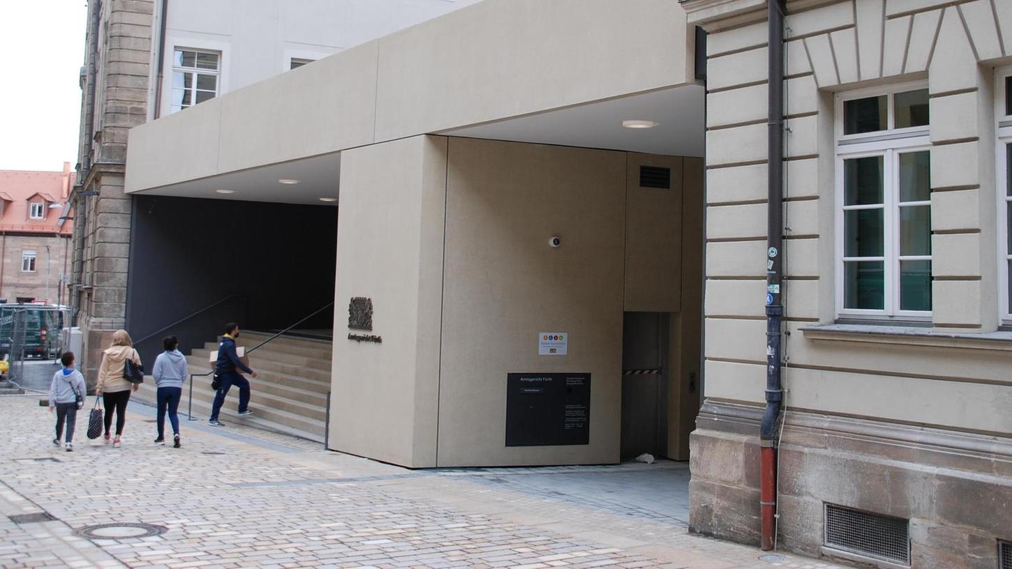 Der neue Eingangsbereich des Amtsgerichts in der Hallstraße 1 ermöglicht künftig einen barrierefreien Zugang.