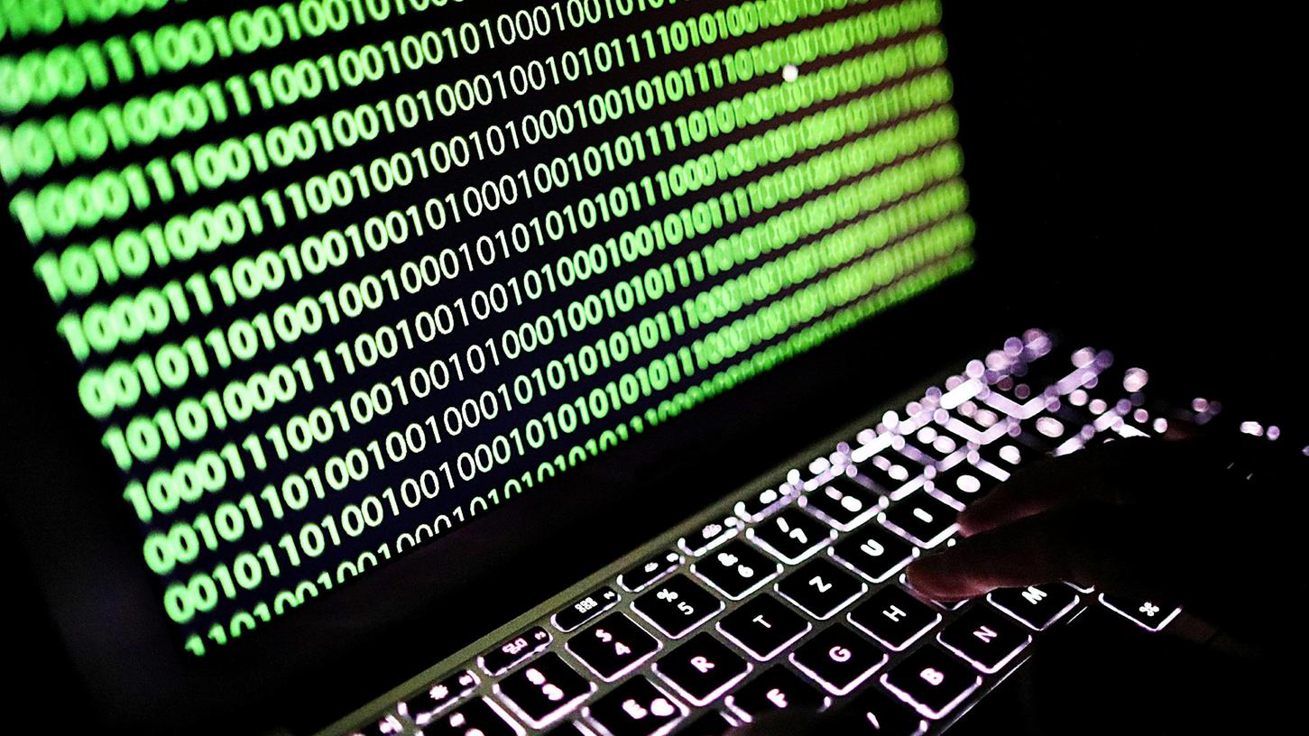 Die Cyberkriminalität im Netz nimmt stark zu. Für Bayern ist die Generalstaatsanwaltschaft in Bamberg dafür zuständig, schwerwiegende Fälle aufzudecken.
Die Cyberkriminalität im Netz nimmt stark zu. Für Bayern ist die Generalstaatsanwaltschaft in Bamberg dafür zuständig, schwerwiegende Fälle aufzudecken.