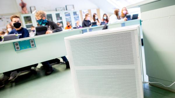 Schüler und Schülerinnen sollen künftig nicht mehr in den Wechselunterricht geschickt werden, wenn die Corona-Infektionszahlen steigen. Die Regelungen zum Wechselunterricht ab einer Inzidenz von 100 wird gestrichen. Allerdings müssen die Schüler und Schülerinnen zum Unterrichtsbeginn im neuen Schuljahr weiterhin Masken tragen - auch an ihrem Platz. Außerdem sollen die Corona-Tests ausgeweitet und die Quarantäne-Vorschriften gelockert werden. Gibt es einen Infektionsfall, soll anders als bisher nicht zwangsläufig die gesamte Klasse in Quarantäne geschickt werden, sondern nur die, die unmittelbaren und ungeschützten Kontakt zu dem erkrankten Mitschüler hatten. Gibt es Luftreiniger, könne sogar vollständig auf die Quarantäne anderer Schüler verzichtet werden, so Söder.