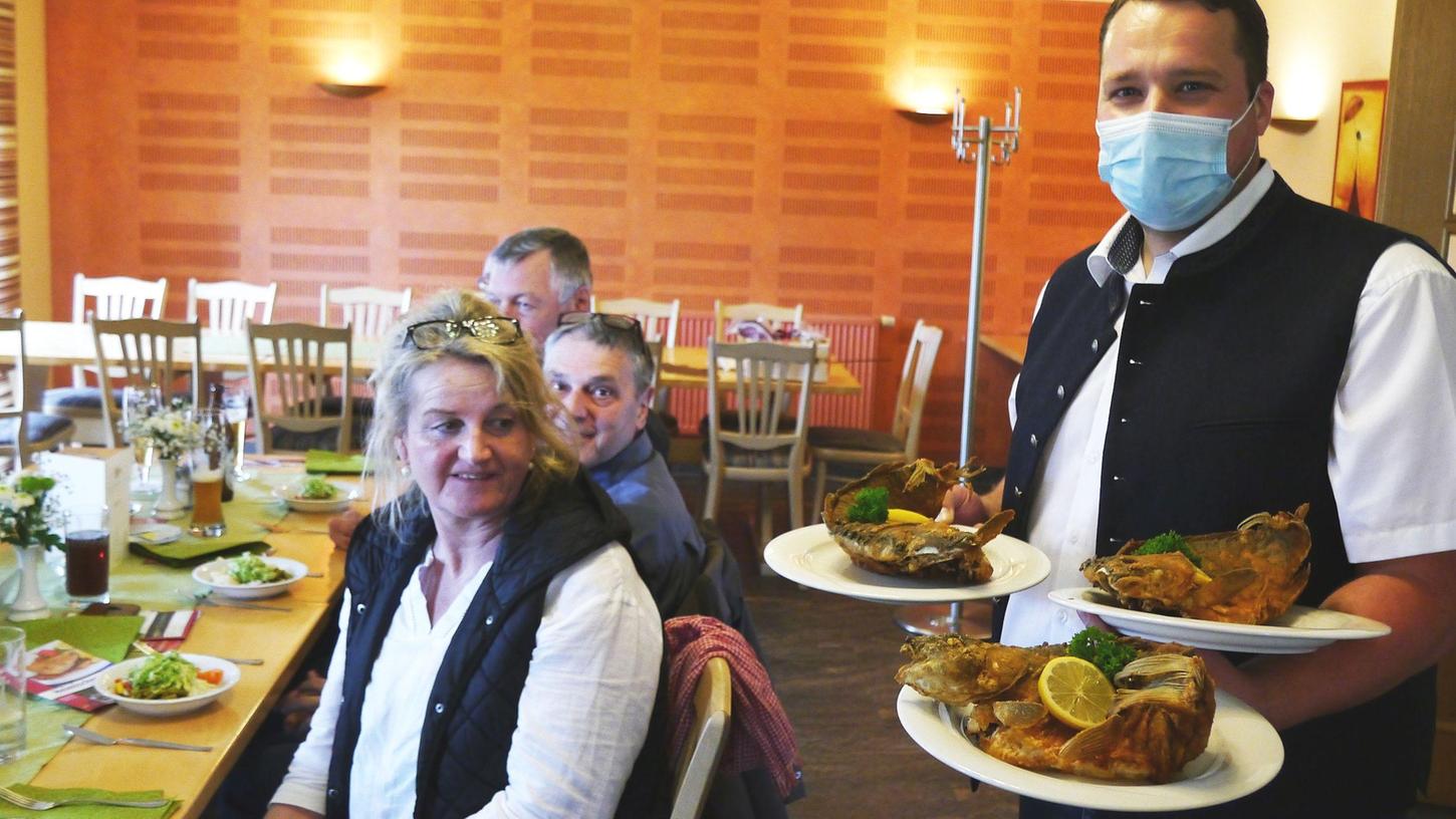 Darauf wartet die hungrige Kundschaft: Gastwirt Matthias Rupp vom Gasthof „Zum Goldenen Lamm“ serviert die ersten gebackenen Karpfen der Saison. Darauf wartet die hungrige Kundschaft: Gastwirt Matthias Rupp vom Gasthof „Zum Goldenen Lamm“ serviert die ersten gebackenen Karpfen der Saison.
