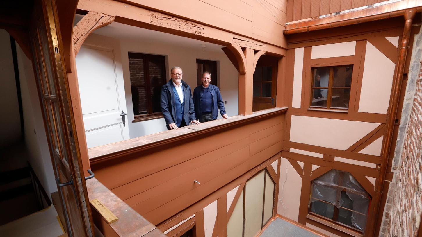 Die  Altstadtfreunde Karl-Heinz Enderle und Michael Taschner freuen sich über die Galerien zum Innenhof.