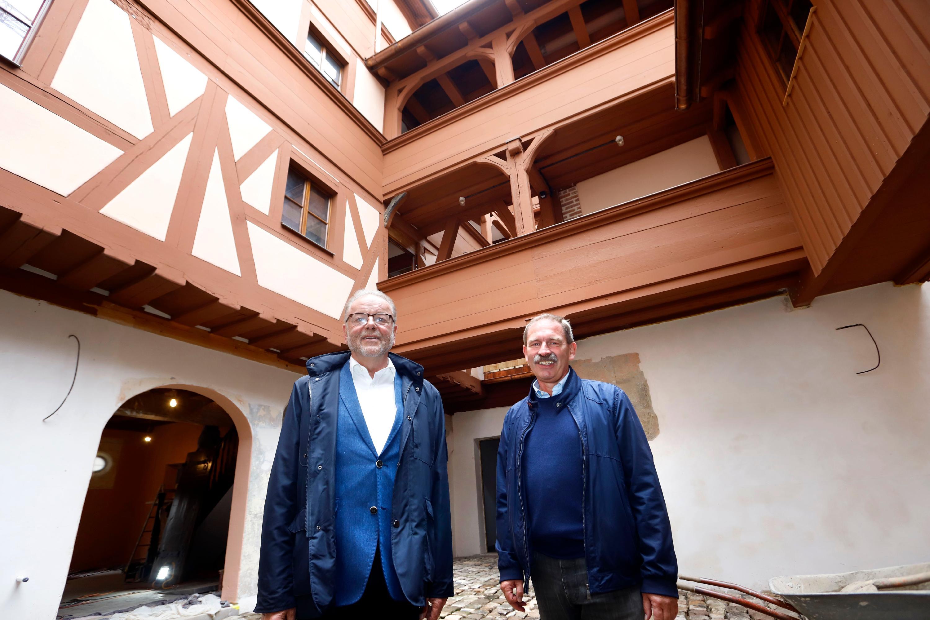 Altstadtfreunde-Vorsitzender Karl-Heinz Enderle und Baufachmann Michael Taschner freuen sich über den "schönsten Innenhof" der Altstadtfreunde-Immobilien.