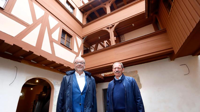 Altstadtfreunde-Vorsitzender Karl-Heinz Enderle und Baufachmann Michael Taschner freuen sich über den "schönsten Innenhof" der Altstadtfreunde-Immobilien.