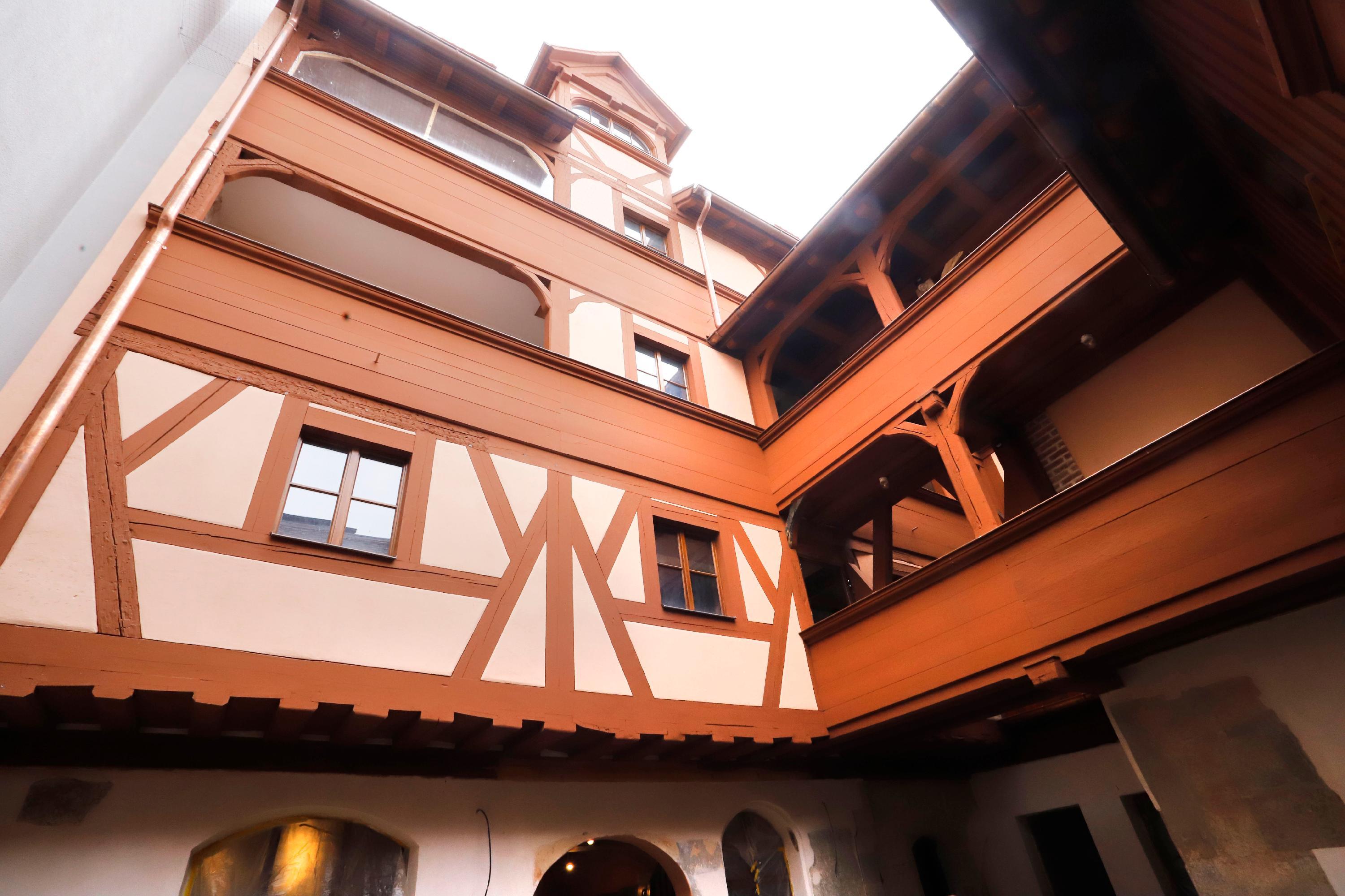 Vom Innenhof schaut man zum Wohnhaus und den Galerien hoch.