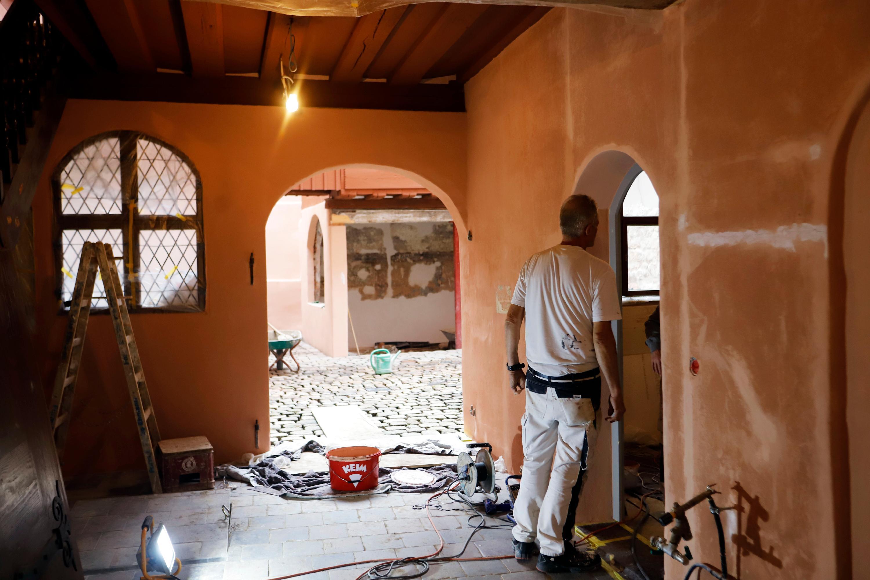 In der Eingangshalle (mit Blick auf den Innenhof) sind noch Restarbeiten nötig.