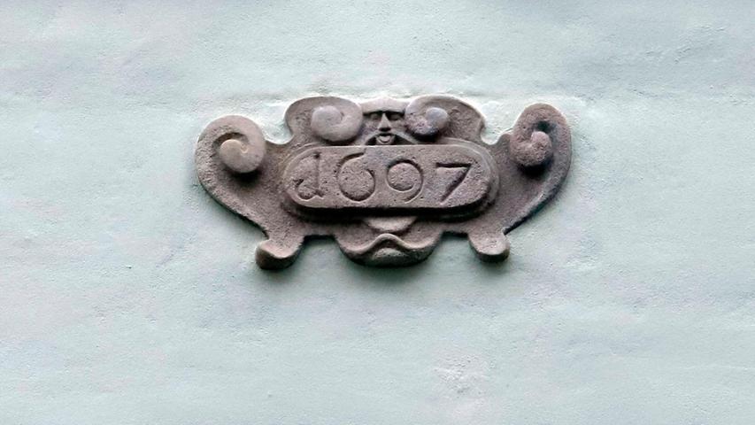 Die Kartusche mit der Jahreszahl 1697 gibt an der Fassade den Zeitpunkt des Hausbaus Hintere Ledergasse 43 wieder.