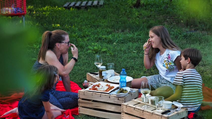 Pick & Taste heißt das Schlemmerangebot von FVG-Tourismo, wo man wie hier beim Weingut I Feudi di Romans Wein und Picknickkörbe mit Decken bereitgestellt bekommt und mitten zwischen den Reben genießt.