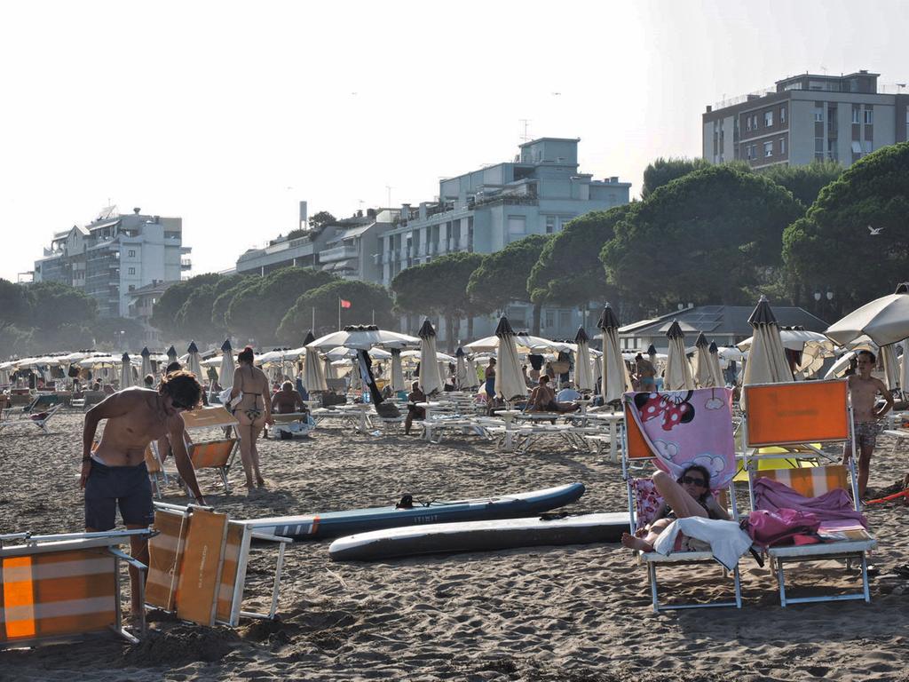 Der Strand mitten in der Stadt ist tiefer, mit den typischen Bagnos versehen. Der Strand mitten in der Stadt ist tiefer, mit den typischen Bagnos versehen.