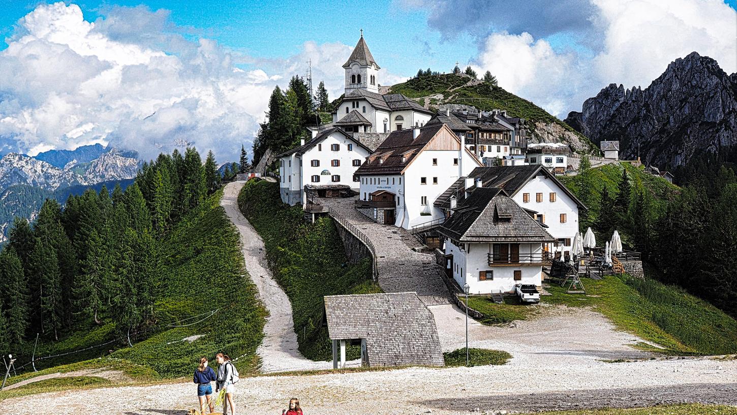 Der Luschani-Berg mit seinem Wallfahrerdorf (Monte Lussari) ist eines der am häufigsten besuchten und fotografierten Ziele in Friaul-Julisch Venetien. Nur vier Kilometer entfernt sind Kärnten und Slowenien.