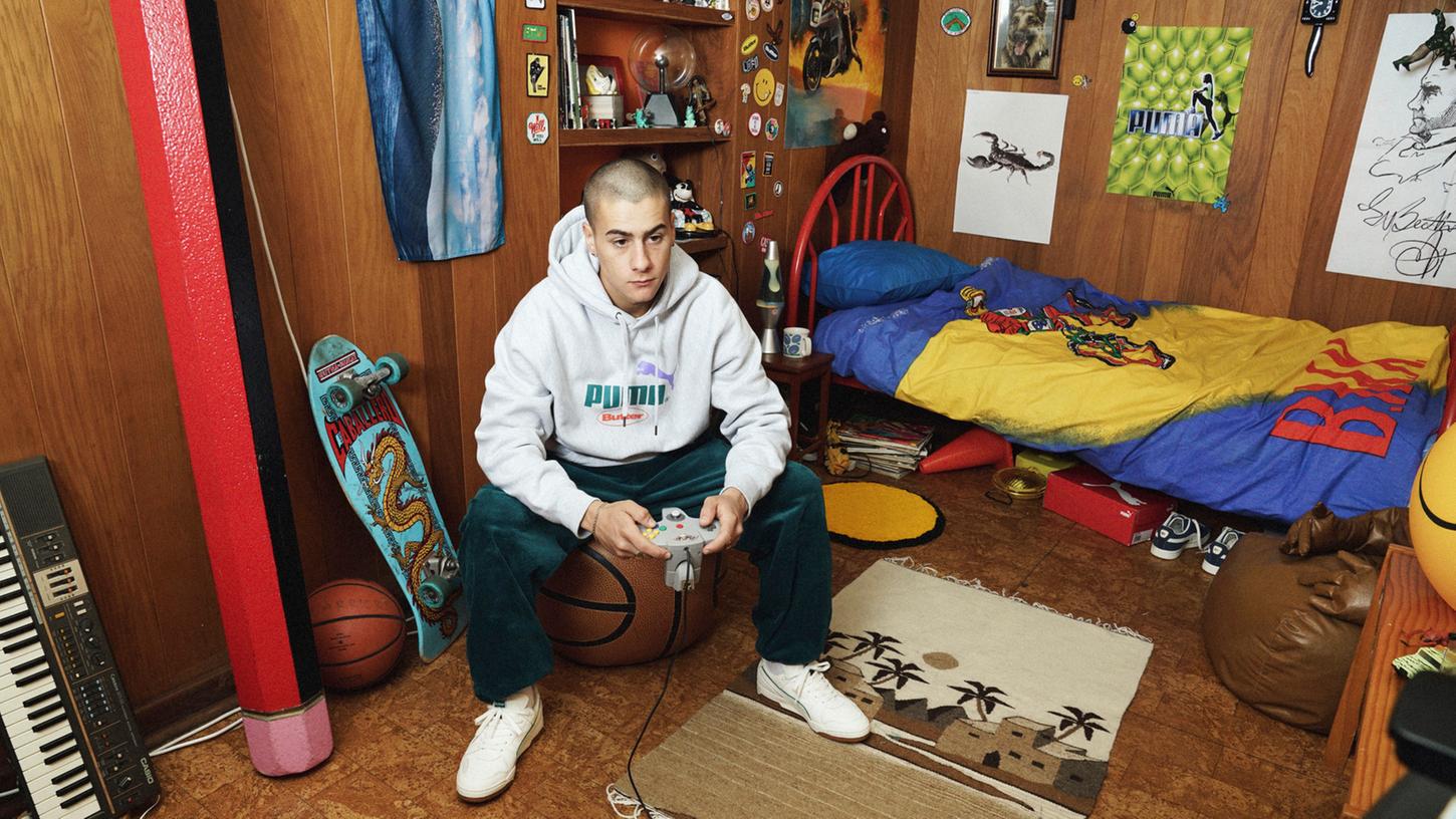 Die Kampagnenbilder zeigen ein 1990er-Jahre-Teenager-Schlafzimmer eines Skateboarders, gefüllt mit kitschigen Gegenständen. Die Kampagnenbilder zeigen ein 1990er-Jahre-Teenager-Schlafzimmer eines Skateboarders, gefüllt mit kitschigen Gegenständen.