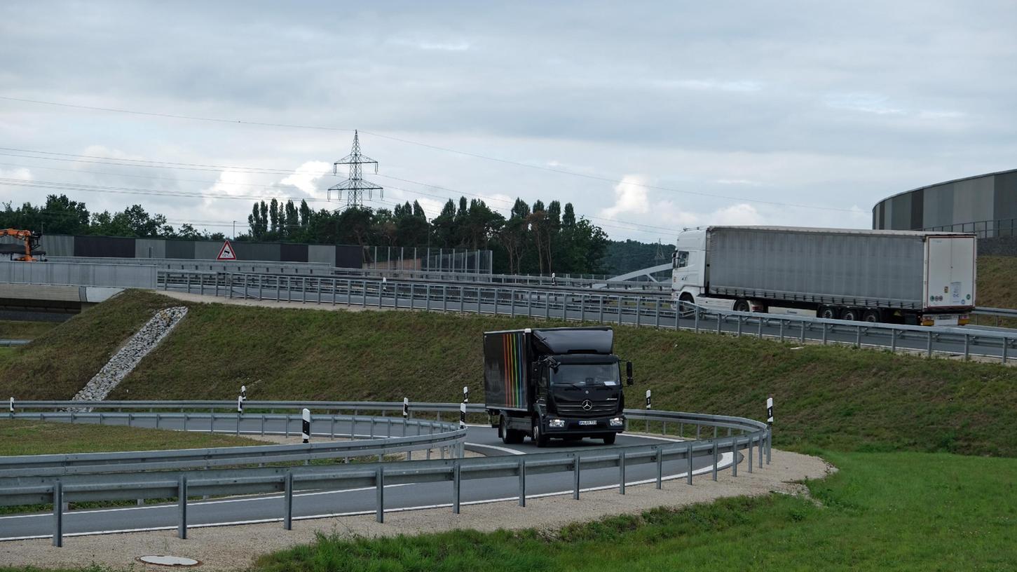 Das Autobahnkreuz Fürth-Erlangen ist wieder offen. Hier nutzen Lkw den neuen Overfly.