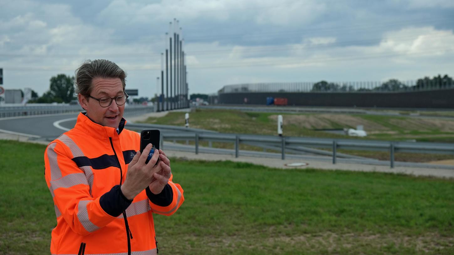 "Wir machen weiter, wir machen Tempo", versprach Bundesverkehrsminister Andreas Scheuer (CSU) bei der offiziellen Verkehrsfreigabe des Autobahnkreuzes Fürth/Erlangen und schoss gleich ein Selfie.
"Wir machen weiter, wir machen Tempo", versprach Bundesverkehrsminister Andreas Scheuer (CSU) bei der offiziellen Verkehrsfreigabe des Autobahnkreuzes Fürth/Erlangen und schoss gleich ein Selfie.