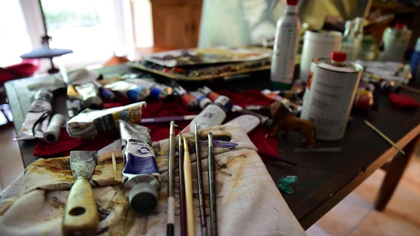 Ein Blick auf die Arbeitsgeräte und Materialien im Atelier.
Ein Blick auf die Arbeitsgeräte und Materialien im Atelier.